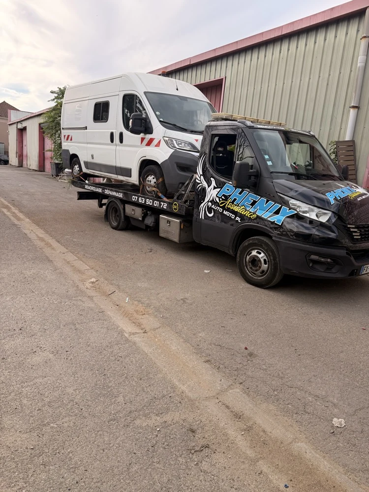 Utilitaire pris en charge sur une dépanneuse PHENIX