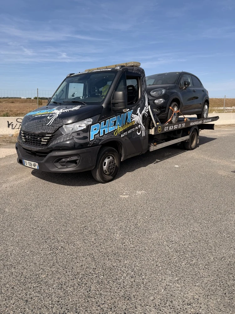Voiture chargée sur le plateau d’une dépanneuse PHENIX