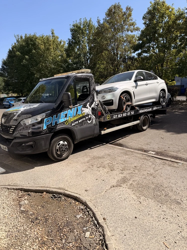 SUV transporté sur le plateau d’une dépanneuse PHENIX