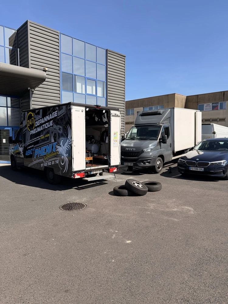 L’atelier mobile PHENIX avec des pneus prêts à être montés
